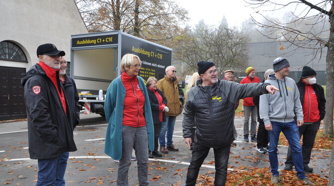 Fahrlehrer Hans Reiff (Mitte) erklärte den Teilnehmern, worauf es ankommt.  FOTOS: BIMEK
