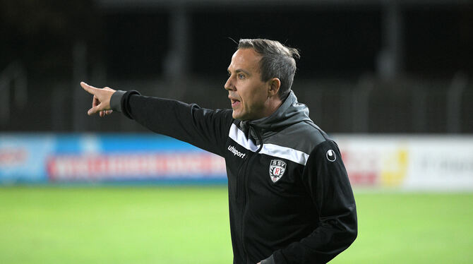 Die richtigen Fingerzeige in Linx: SSV-Trainer Maik Schütt. Foto: Joachim Baur
