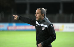 Die richtigen Fingerzeige in Linx: SSV-Trainer Maik Schütt. Foto: Joachim Baur