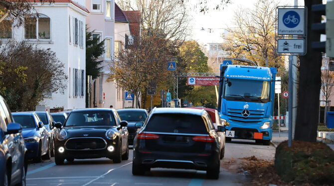 Nicht nur zur Rush-Hour: Die dominierende Verkehrsart in der Charlottenstraße sind nicht die Radler.  FOTO: REISNER
