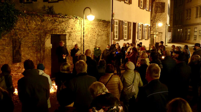 Das Totengebet für die verschleppten und ermordeten jüdischen Bürger sprach (unter der Laterne stehend) German Nemirovski als Ve