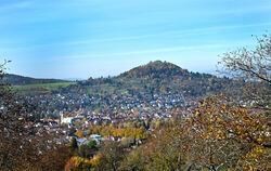Ein idyllischer Blick auf die Echazstadt: Pfullingen ist eingebettet in eine malerische Landschaft. Das Grün der Umgebung setzt 