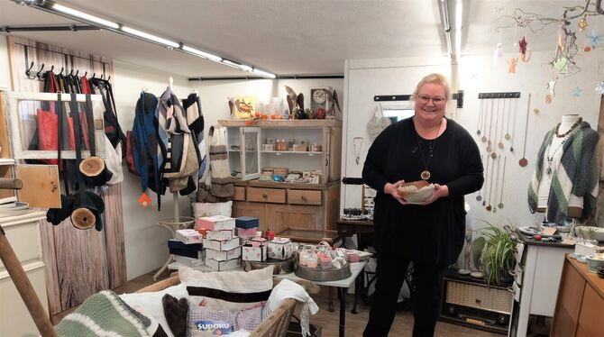 Inhaberin und Gründerin der Lichtstube in Käppishäusern, Dr. Viola Hörner-Wetzel, steht mitten in ihrem kreativen Laden. FOTO: B