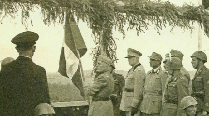 Die Division Monterosa wurde in Münsingen ausgebildet. Am 16. Juli 1944 besuchte Benito Mussolini seine Truppen, rund 20 000 Man