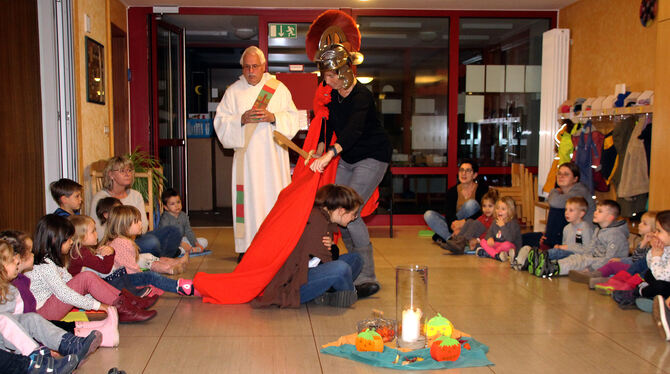 Kleines Fest zu St. Martin: Erzieherinnen des katholischen Kindergartens Großengstingen und Diakon Rudolf Tress inszenierten die