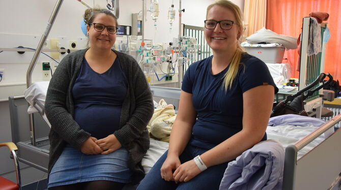 Marina Hanser (links) und Ramona Haug sind mit der Versorgung auf der Ausbildungsstation in der Kinderchirurgie am Tübinger Uni