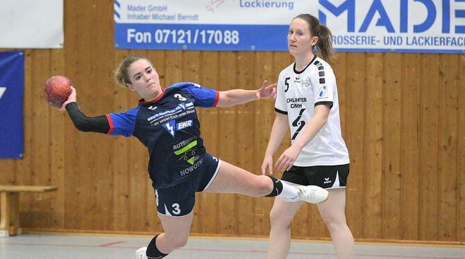 Immer häufiger von Spielabsagen und -verlegungen betroffen: Franziska Leukert (mit Ball) von der SG Ober-/Unterhausen und Sabrin