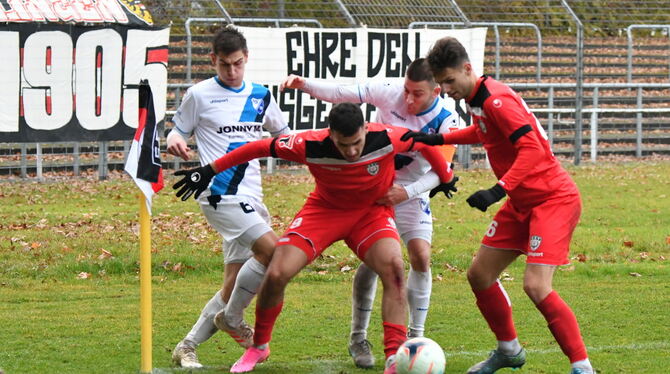 Torschütze Bleart Dautaj vom SSV Reutlingen versucht den Ball vor zwei Gegenspielern abzuschirmen.