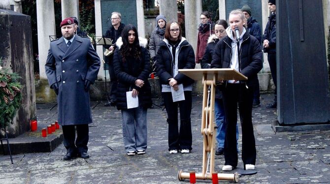 Vier Schülerinnen der Friedrich-Hoffmann-Gemeinschaftsschule berichteten über Kriegs- und Gewalterfahrungen ihrer Mitschüler.