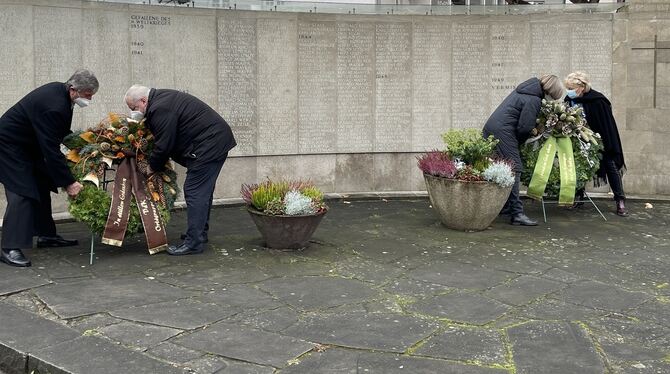 Harry Küppers (von links) und Frank Lange vom Sozialverband VdK und die Eninger Gemeinderätinnen Annegret Romer und Barbara Dürr