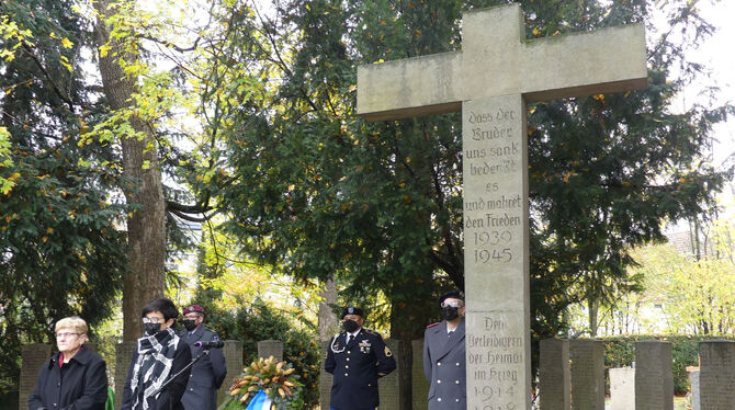 Helga Kramm vom  VdK und Oberbürgermeisterin Carmen Haberstroh zusammen mit einer Abordnung der Reservistenkameradschaft Ermstal