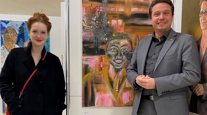 Xenia Leichtle und Manuel Hailfinger vor dem Porträt, das die junge Münsingerin vom Abgeordneten gemalt hat, in der Ausstellung Xenia Leichtle und Manuel Hailfinger vor dem Porträt, das die junge Münsingerin vom Abgeordneten gemalt hat, in der Ausstellung