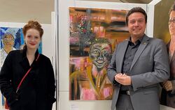 Xenia Leichtle und Manuel Hailfinger vor dem Porträt, das die junge Münsingerin vom Abgeordneten gemalt hat, in der Ausstellung 