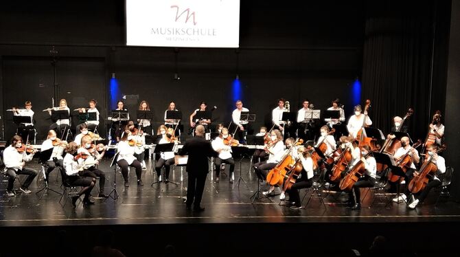 Ein beeindruckender Schlusspunkt des Jahreskonzerts der Jugendmusikschule Metzingen: der Auftritt des Sinfonieorchesters.  FOTO: