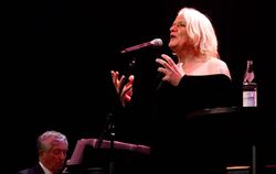 Alltägliches und Philosophisches: Georgette Dee im Sudhaus.