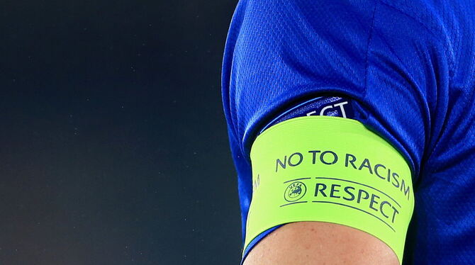 Kapitänsbinde mit Aufschrift »Respect - No To Racism«.