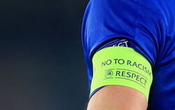 Kapitänsbinde mit Aufschrift "Respect - No To Racism".
