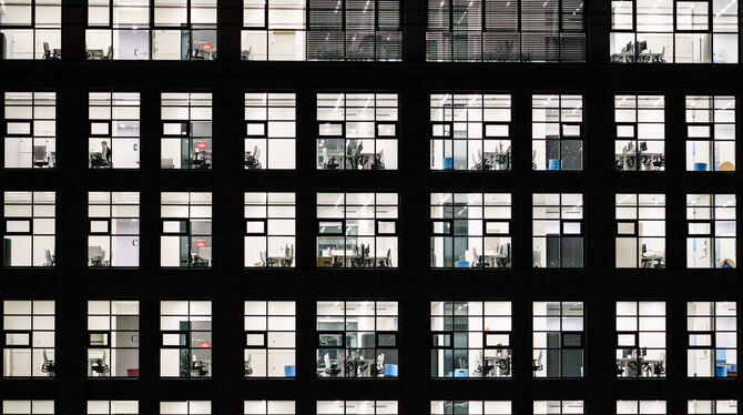 Bürogebäude hell erleuchtet.