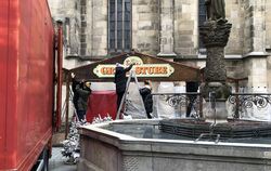 An der Marienkirche in Reutlingen wird eine Grill-Hütte aufgebaut.