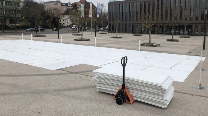 Vor der Reutlinger Stadthalle wird eine künstliche Eisbahn aufgebaut.