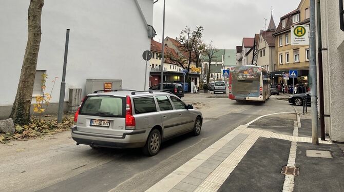 Auch die Bushaltestelle an der Zeppelinstraße ist nun barrierefrei. Auto- und Linienverkehr rollen wieder wie gewohnt. FOTO: WEB
