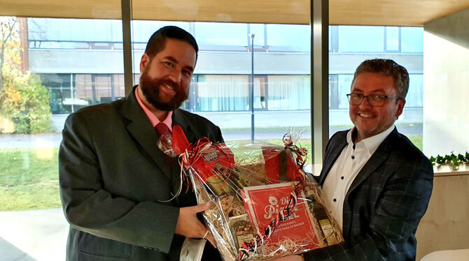 Schulleiter der Steinlachschule, Timo Vo-Van (links) freut sich über das Einstandsgeschenk von Mössingens Oberbürgermeister Mic