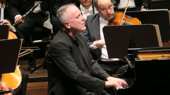 Stets Herr der Lage: Alexander Lonquich in Beethovens Klavierkonzert.  FOTO: KNAUER