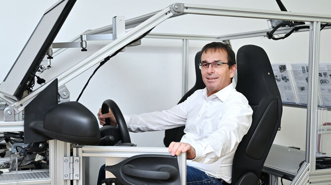 Armin Baumann in einem Fahrzeugmodell, das alle elektronischen Verbraucher und Steuergeräte für Tests abbildet. FOTO: PIETH