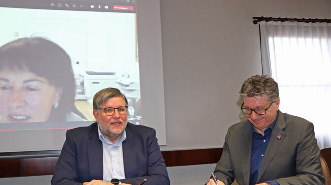 Landrat Dr. Ulrich Fiedler (links) und Hülbens Bürgermeister Siegmund Ganser unterzeichnen den »Letter of Intent« zum künftigen