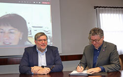 Landrat Dr. Ulrich Fiedler (links) und Hülbens Bürgermeister Siegmund Ganser unterzeichnen den »Letter of Intent« zum künftigen 