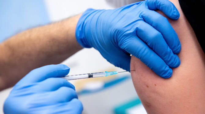 Ein Klinikmitarbeiter wird von einem Kollegen gegen Corona geimpft. In Metzingen gibt es diese Möglichkeit in einem Impfbus und