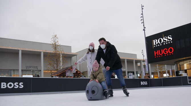 Auf der (Kunst-)Eisbahn auf dem Hugo-Boss-Platz in Metzingen kann man nach wie vor seine Runden ziehen wie hier die Familie Klei