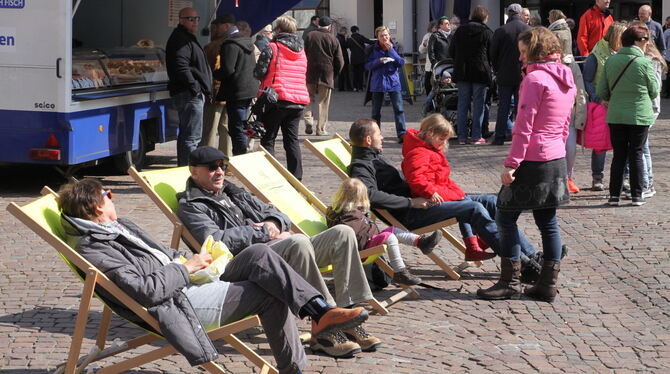 Natürlich stehen äußerst selten Liegestühle auf dem Pfullinger Marktplatz. Doch das Archivbild zeigt, in der Echazstadt lässt es