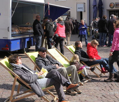 Natürlich stehen äußerst selten Liegestühle auf dem Pfullinger Marktplatz. Doch das Archivbild zeigt, in der Echazstadt lässt es