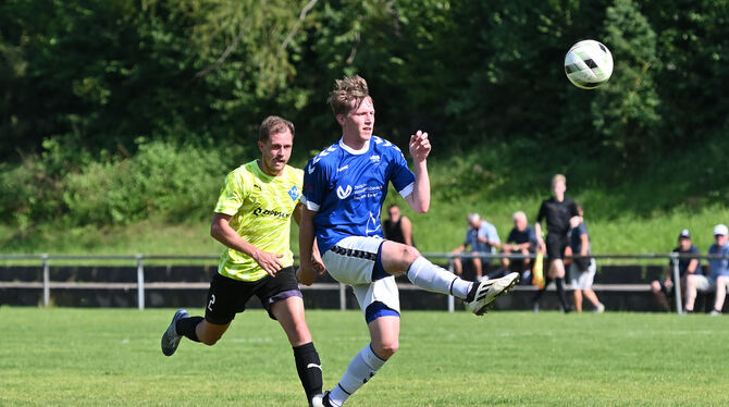 Hat für die U 23 des VfL Pfullingen innerhalb von zwei Minuten einen Doppelpack erzielt: Frieder Geiger (rechts). FOTO: PIETH