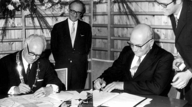 Der Reutlinger Oberbürgermeister Oskar Kalbfell (links) und Reichenecks Bürgermeister Paul Kehrer unterschreiben am 12. Dezember