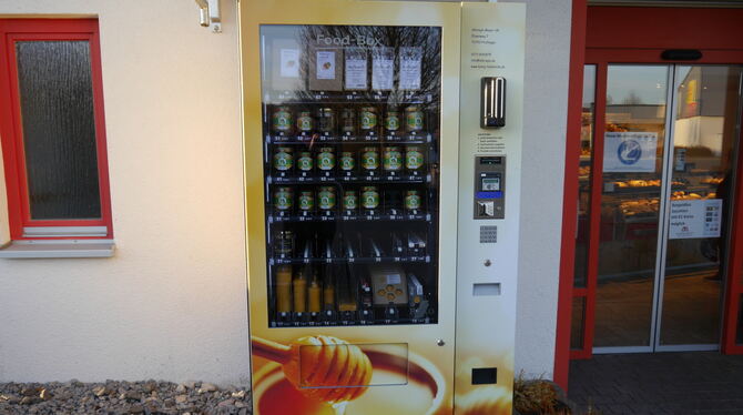 Der Honig-Automat steht in Engstingen bei der Bäckerei Marquardt.  FOTO: PR