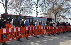 Großer Andrang beim Impfbus, der gestern in Metzingen beim Kaufland Station machte. Schon Stunden vor dem Eintreffen ist die Sch