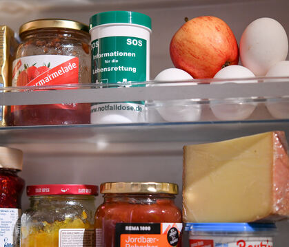 Manchmal lebenswichtig: Eine Notfalldose steht neben Nahrungsmitteln in einer Kühlschranktür.  FOTO: PLEUL/DPA