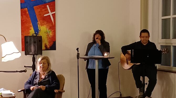 Sabine von Varendorff las aus ihrem Buch »Von Hier nach Dort«, Sandra Linsenmayer und Luis Arellano umrahmten den Abend musikali