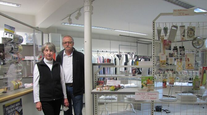 Heinrich Schweiker und seine Frau  Margarete Löffler-Schweiker in ihrem Geschäft in der Ortsmitte von Walddorf, das nun im Novem