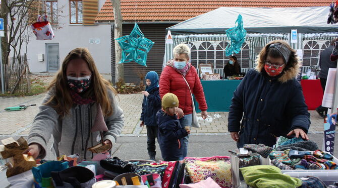 Der Adventsmarkt in Nehren kam bei den Besuchern sehr gut an. FOTO: STURM