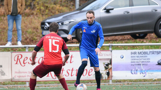 Christoph Wesolowskyj (links) von der TSG Upfingen stellt sich Andreas Kern vom FV Bad Urach entgegen.  FOTO: TOBIAS BAUR/EIBNER