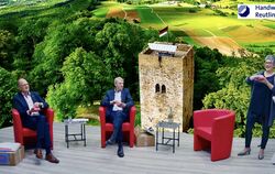 Am Ende der virtuellen Meisterfeier 2021 der Handwerkskammer Reutlingen öffnen Geschäftsführer Dr. Joachim Eisert, Präsident Har