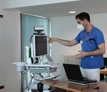 Berühren kann Oberarzt Thomas Rabe den Patienten durch den Videobildschirm nicht, aber mit seinen Kollegen via Telemedizin bespr