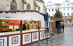 Der Aufbau des Reutlinger Weihnachtsmarktes läuft.
