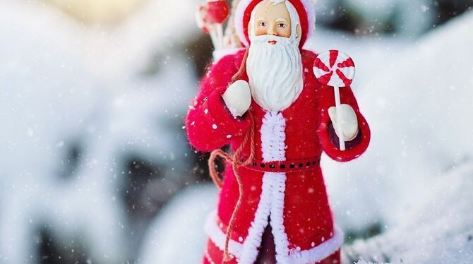 Mit diesem Weihnachtsmann wirbt die Gemeinde Eningen für ihr »Hüttle« mit täglich wechselnder Besetzung.