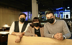 Gastroberater Sandro Ciani (links) mit Denise und Hüseyin Schuler. Sie wollen dem Ratskeller im Stuttgarter Rathaus wieder Leben