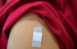 Ein Pflaster auf dem Arm eines Menschen.