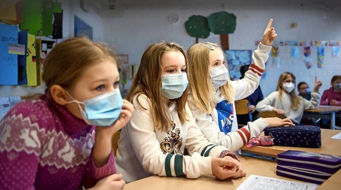 In der kalten Jahreszeit und in der Pandemie fallen viele Schüler und Lehrer krankheitsbedingt aus.  FOTO: PA/FISCHER/DPA